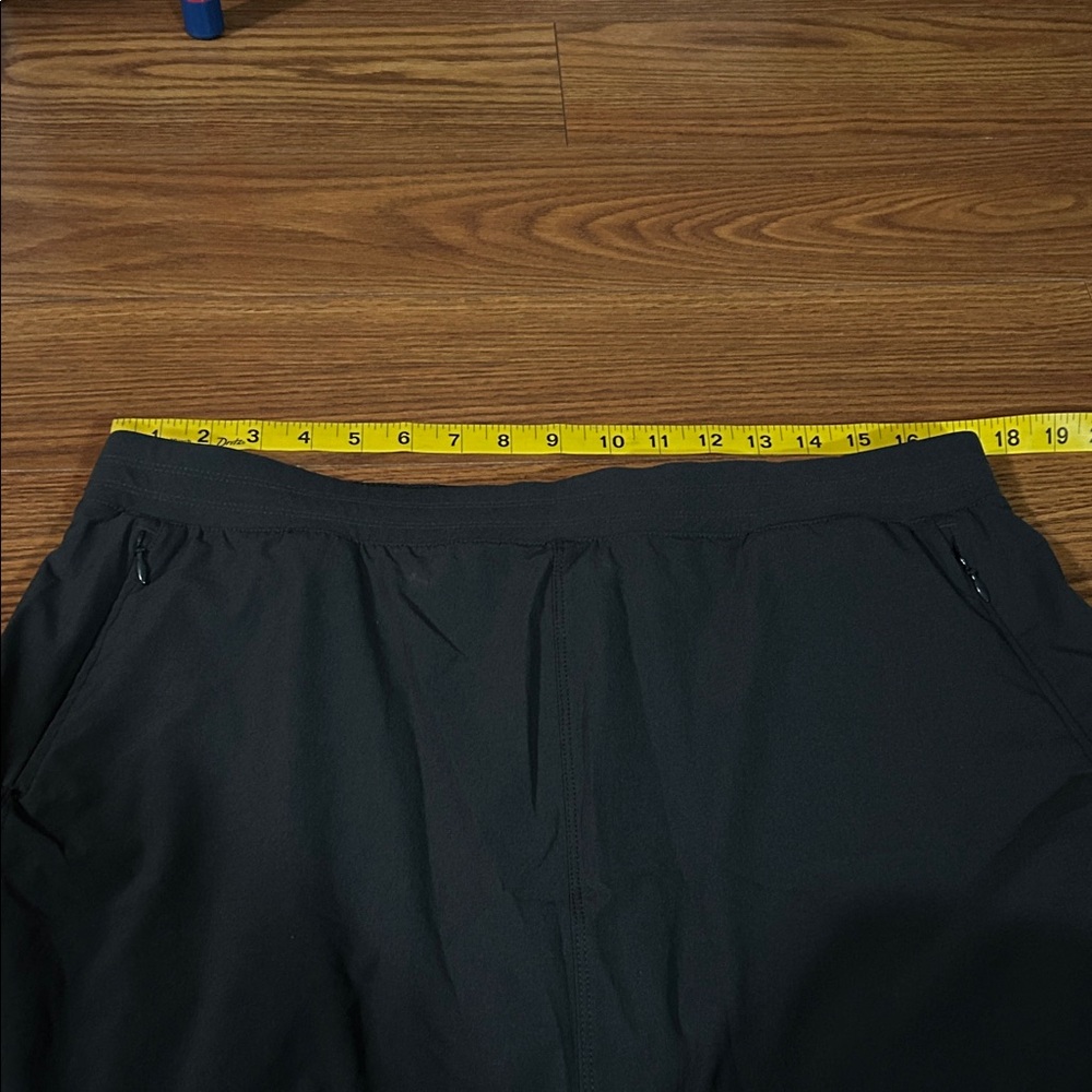 Kuhl FreeFlex Black Athletic Stretch Waisted Zip‎ Pocket Mid Thigh Length SZ L - Picture 3 of 6
